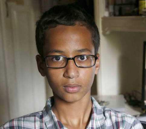 อาห์เหม็ด โมฮัมเหม็ด เด็กชายนักประดิษฐ์วัย 14 ที่ขนาดโอบาม่าและมาร์ค ยังชม